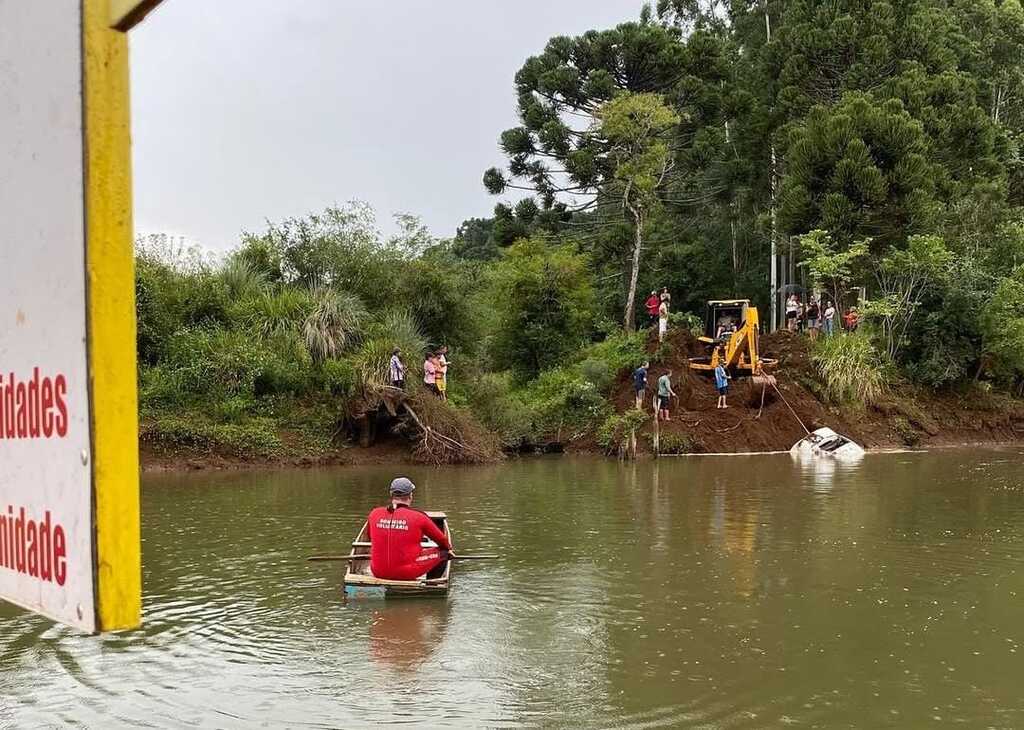 Veículo cai de balsa no Rio Caveiras, divisa de Campo Belo do Sul