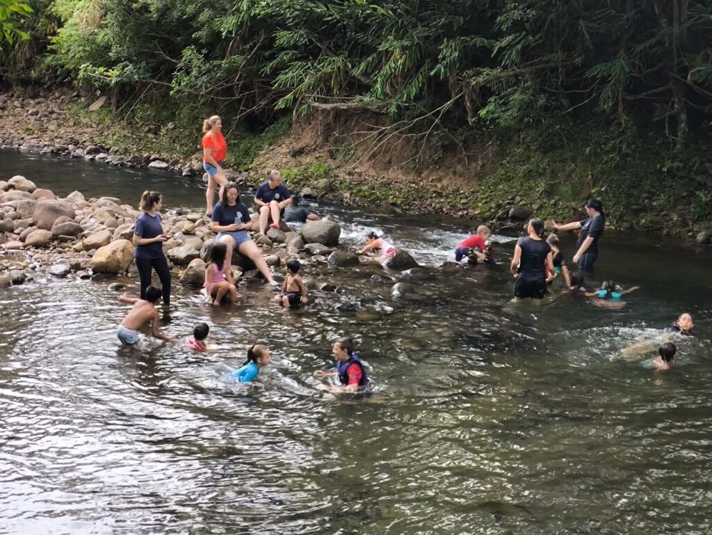 CRIANÇAS DO PROJETO PEQUENO CIDADÃO VIVENCIAM EXPERIÊNCIA DE APRENDIZADO NA NATUREZA EM TRÊS CACHOEIRAS
