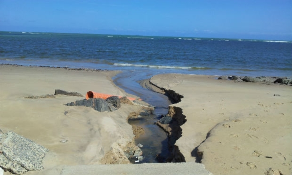 Descarte inadequado de esgoto nas praias afeta toda a sociedade