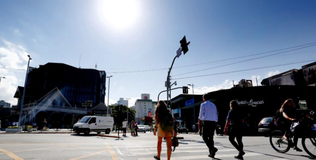 Trabalhadores devem reforçar cuidados com a saúde diante do calor intenso em Joinville