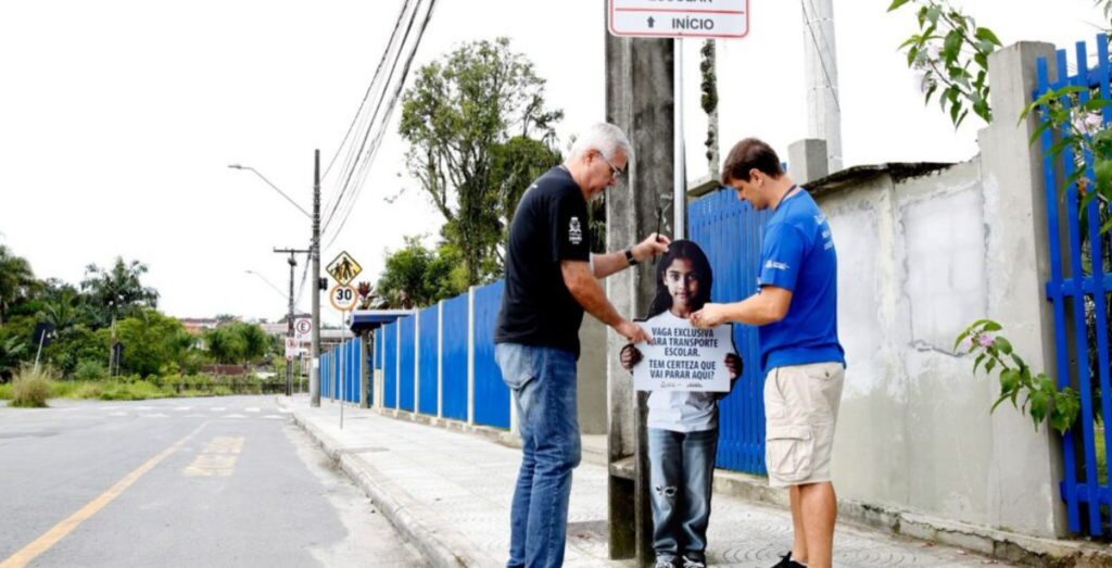 Joinville instala totens para conscientização sobre vagas especiais de estacionamento