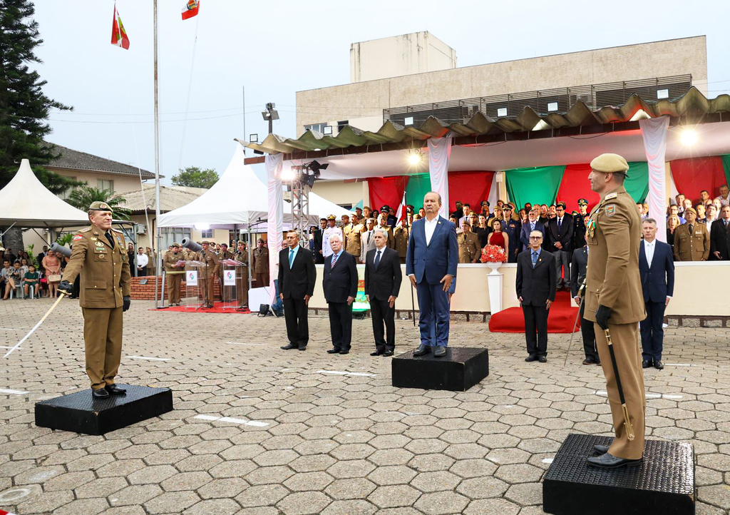 Com a presença do governador, coronel Emerson Fernandes assume o comando-geral da PMSC