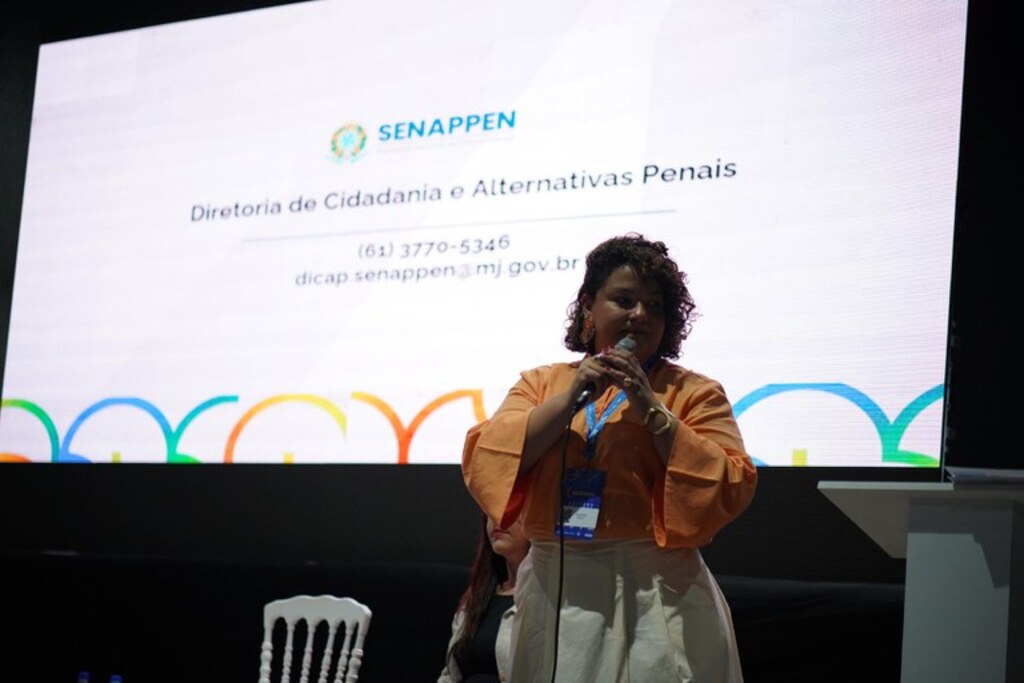 Divulgação - Siretora de Cidadania e Alternativas Penais, Mayesse Parizi, participou do painel “Impactos da Segurança Pública Local: Implementação da Política Nacional de Atenção à Pessoa Egressa do Sistema Prisional e a Criação dos Fundos Municipais para Políticas Penais”