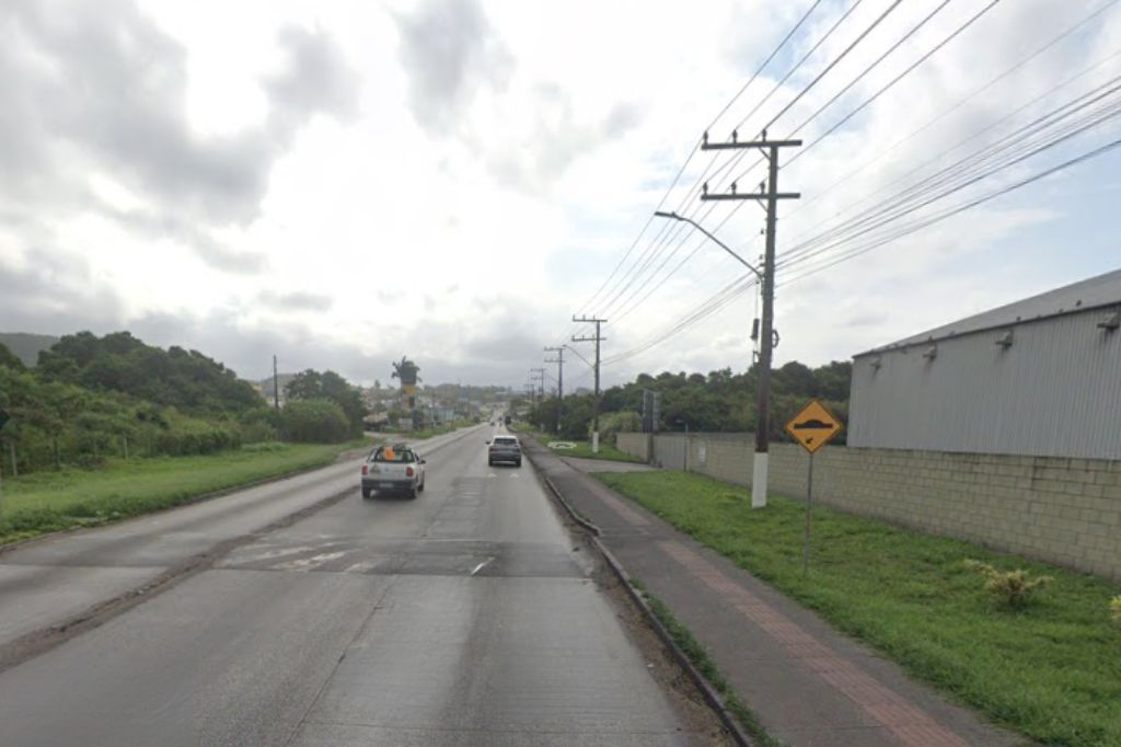  - Mulher fica ferida após colisão entre moto e carro no Centro de Imbituba - Foto: divulgação: Google Earth