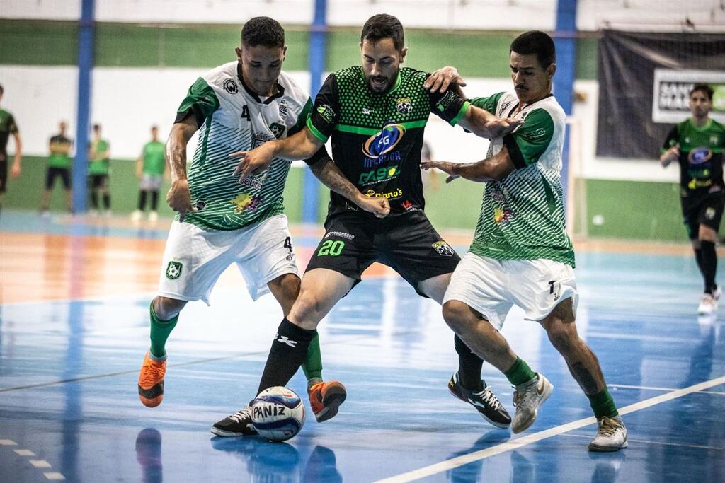 Foto: Gabriel Haesbaert (Minha Foto Em Jogo) - Tio Nanato (calção branco) largou em vantagem diante da ATF, pois venceu o jogo de ida por 7 a 5