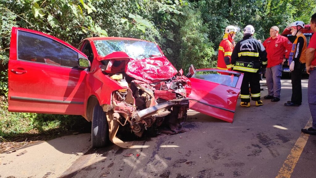 Colisão entre carro e carreta deixa uma mulher morta no Oeste