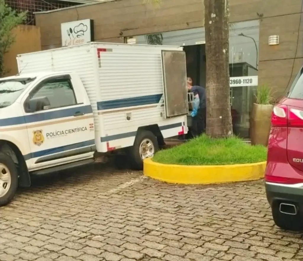 Mulher é morta a facadas em restaurante no centro de Videira