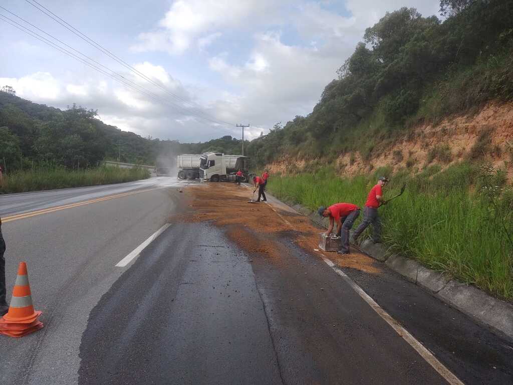 Bombeiros realizam limpeza de pista após derramamento de óleo na SC-110, em Vidal Ramos