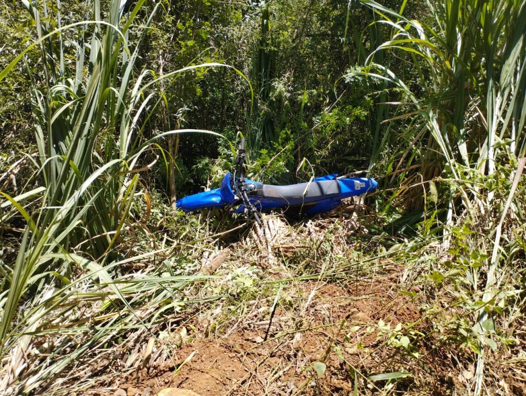 Homem ferido após moto atravessar cerca de arame e cair em barraco no interior de Ipira