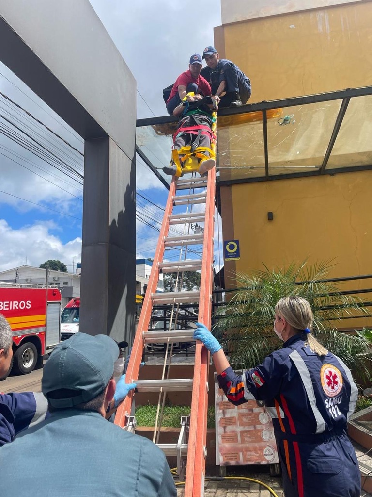 Trabalhador sofre choque elétrico em altura e é resgatado pelos Bombeiros em Curitibanos