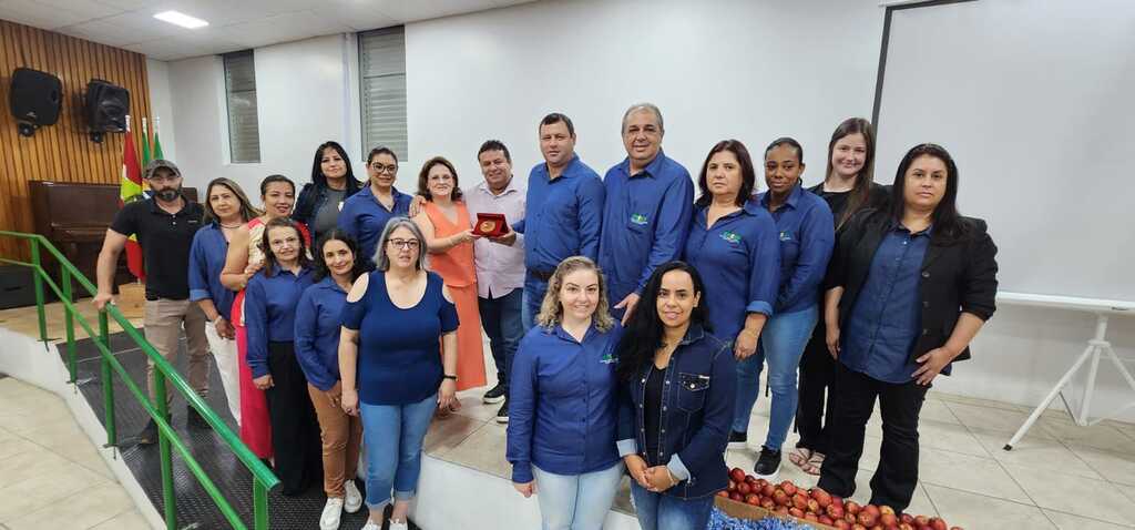 Prefeito repassa Selo Ouro à equipe de educação após recebê-lo em Brasília