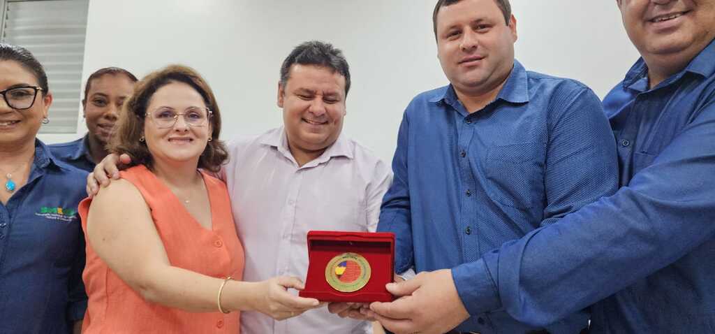 Prefeito repassa Selo Ouro à equipe de educação após recebê-lo em Brasília