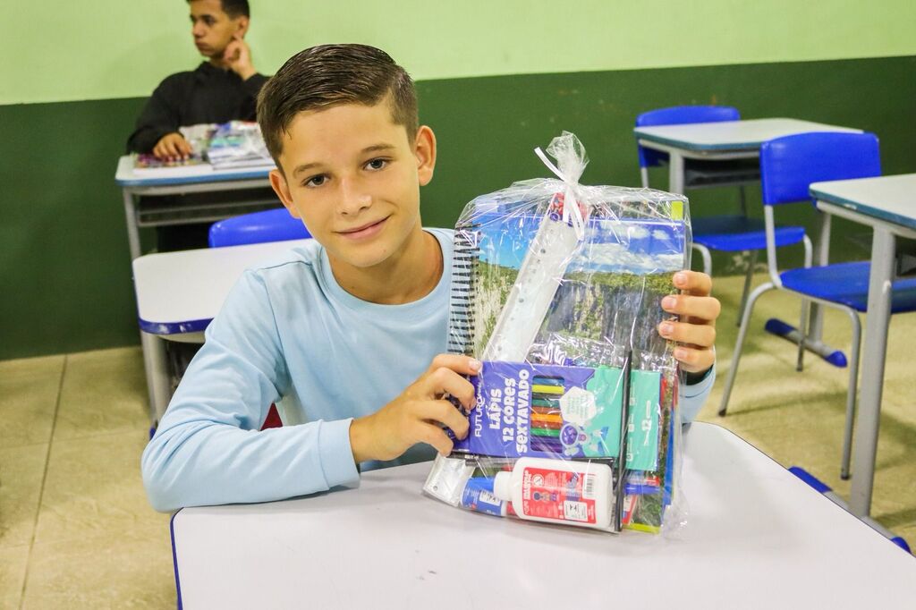ALUNOS DE PRAIA GRANDE RECEBEM MATERIAL ESCOLAR GRATUITO