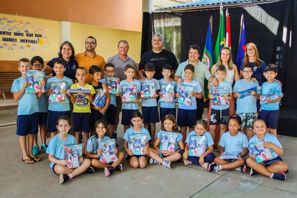 ALUNOS DE PRAIA GRANDE RECEBEM MATERIAL ESCOLAR GRATUITO