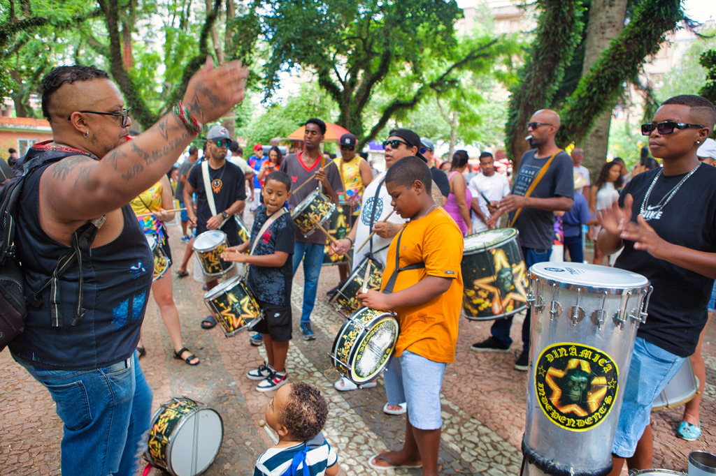 Samba Na Praça e Carnaval dos Gigantes alegra o Centro de Bagé