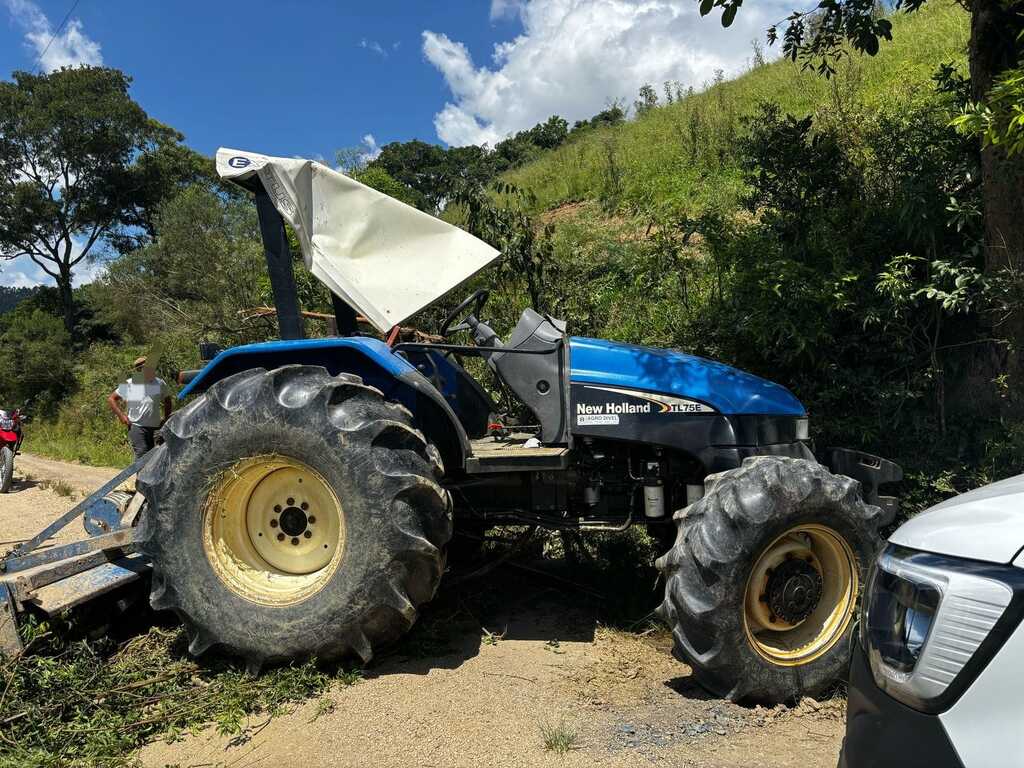 Idoso fica ferido após trator capotar em área rural de Alfredo Wagner