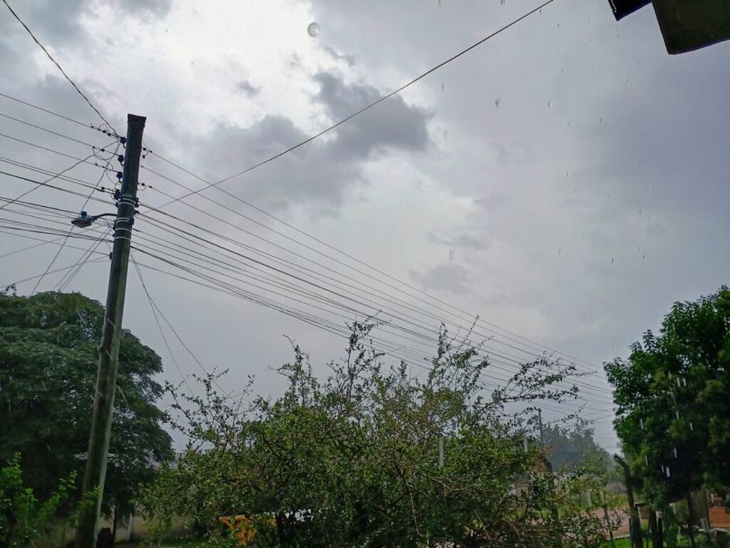 Niela Bittencourt - Ventos fortes e chuva fraca no final da tarde de ontem