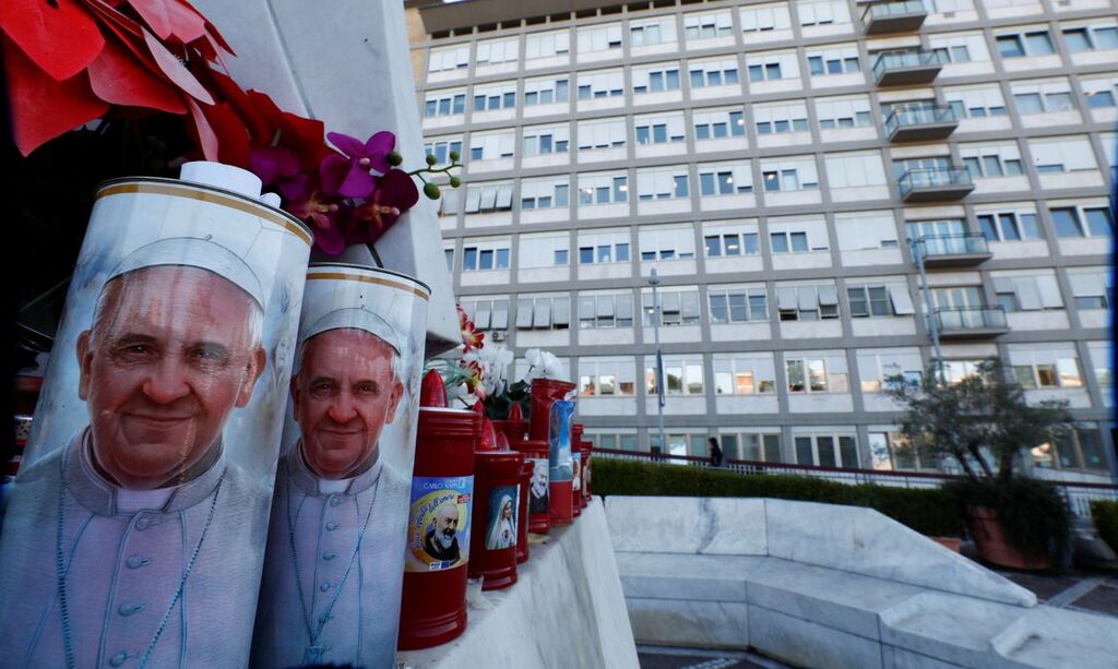 Papa tem noite tranquila no hospital e argentinos rezam por ele