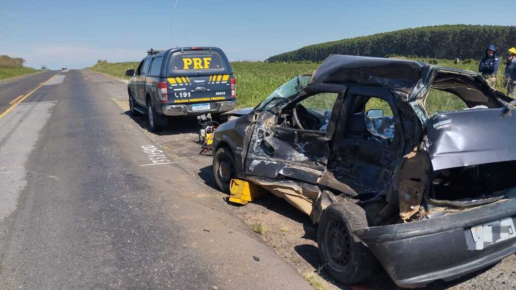 título imagem Pai, mãe e filha morrem em acidente entre carro e caminhão na BR-290 em São Sepé