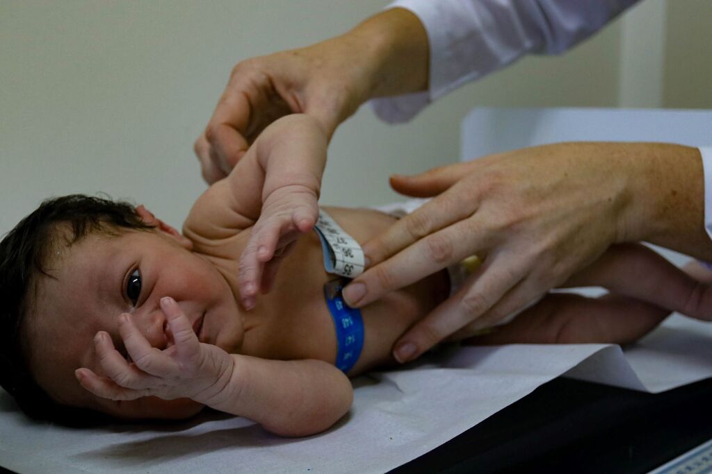 Teste do Olhinho, realizado nos hospitais estaduais, agora é obrigatório em toda a rede de saúde de SC