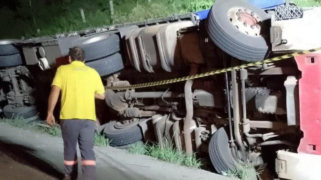 Uruguaianense é encontrado morto após tombamento de carreta