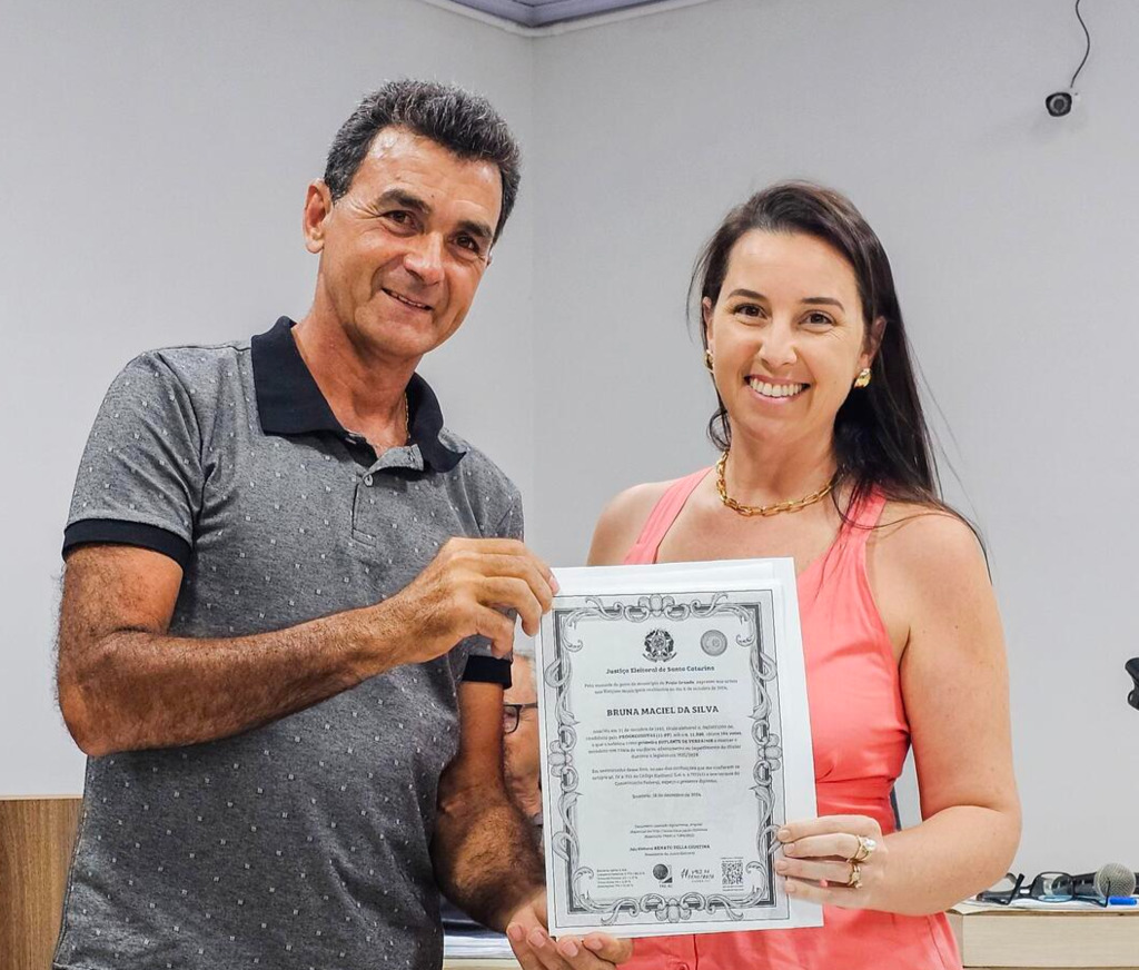 VEREADORA SUPLENTE BRUNA MACIEL TOMA POSSE NO LEGISLATIVO MUNICIPAL DE PRAIA GRANDE