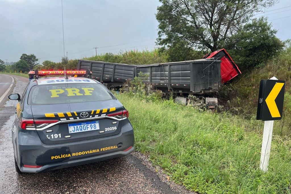 Carreta sai da pista e colide em barranco na BR-392 em Caçapava do Sul