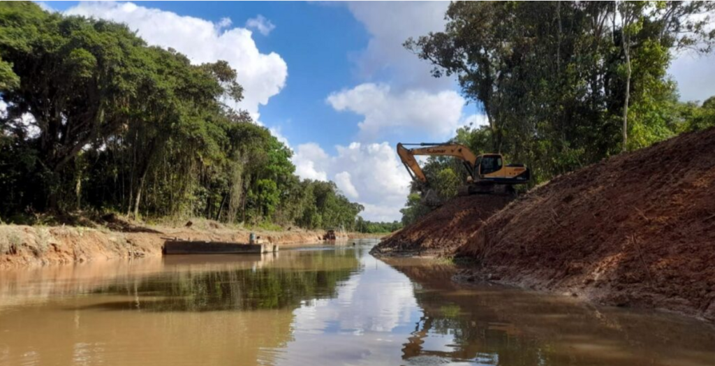 Obras de perfilamento avançam no rio Águas Vermelhas