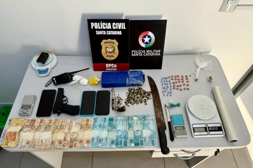 Foto: Divulgação PMSC - Prisão em Garopaba: Homem é detido pelas Equipes da Delegacia de Garopaba por tráfico de drogas e associação criminosa