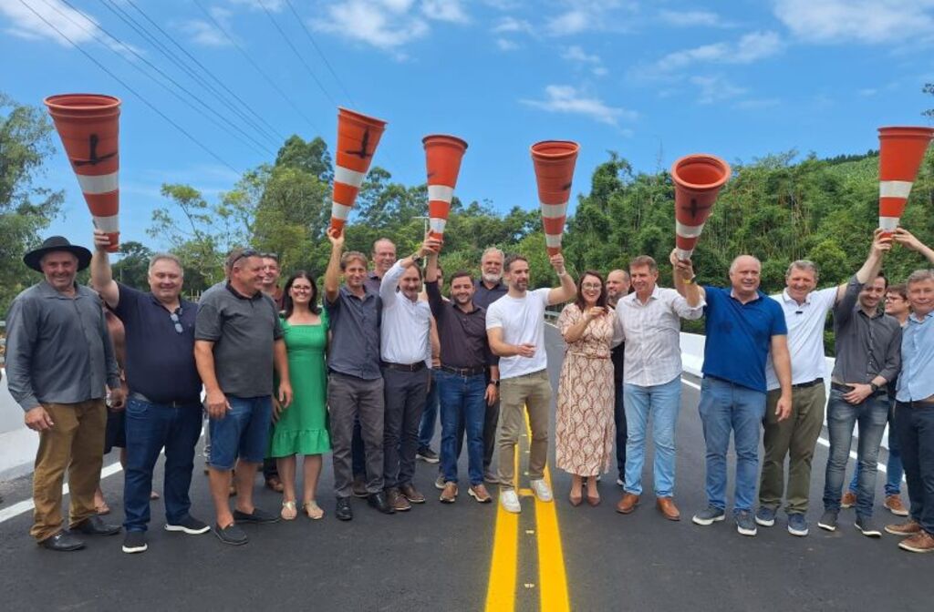GOVERNO DO ESTADO ENTREGA NOVA PONTE QUE LIGA TRÊS CACHOEIRAS À MORRINHOS DO SUL