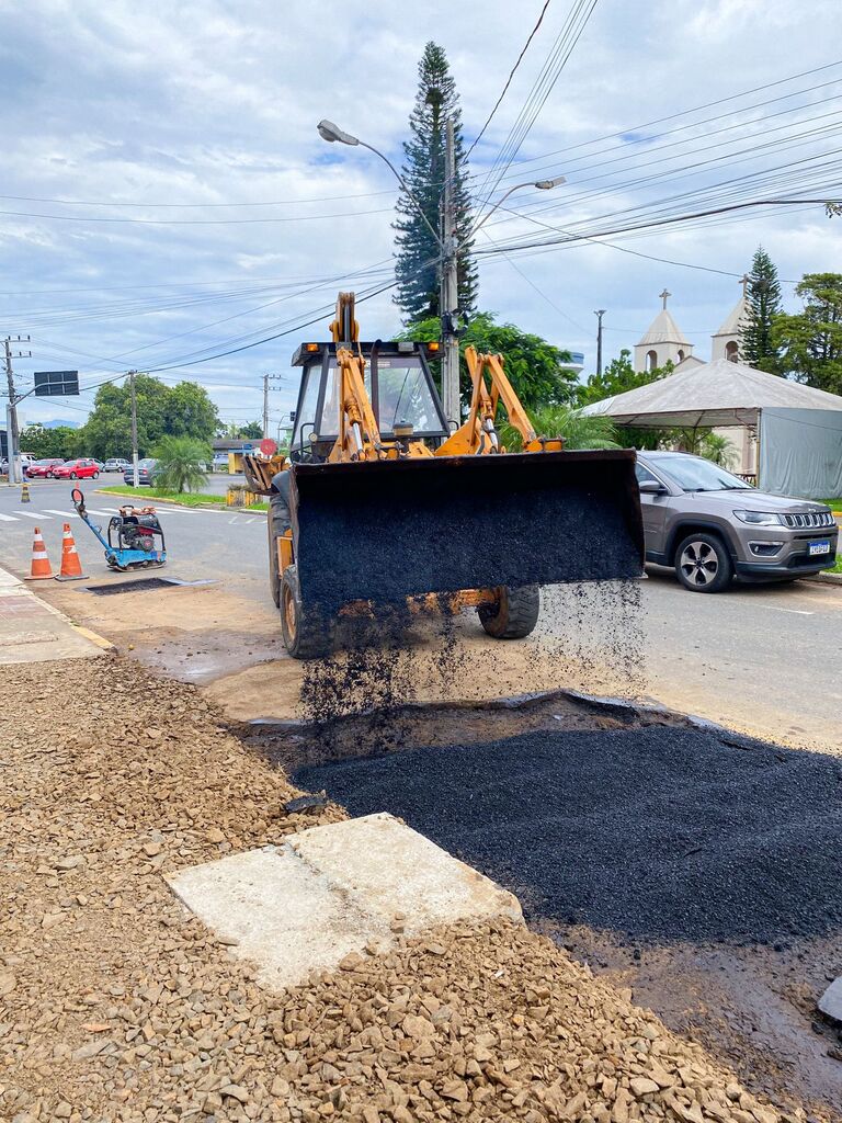 ADMINISTRAÇÃO MUNICIPAL DE SÃO JOÃO DO SUL INICIA OPERAÇÃO TAPA BURACO