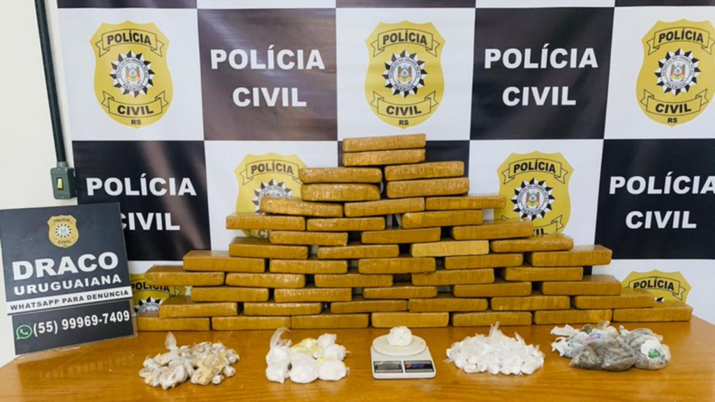 Polícia apreende 34 kg de drogas escondidas em baú