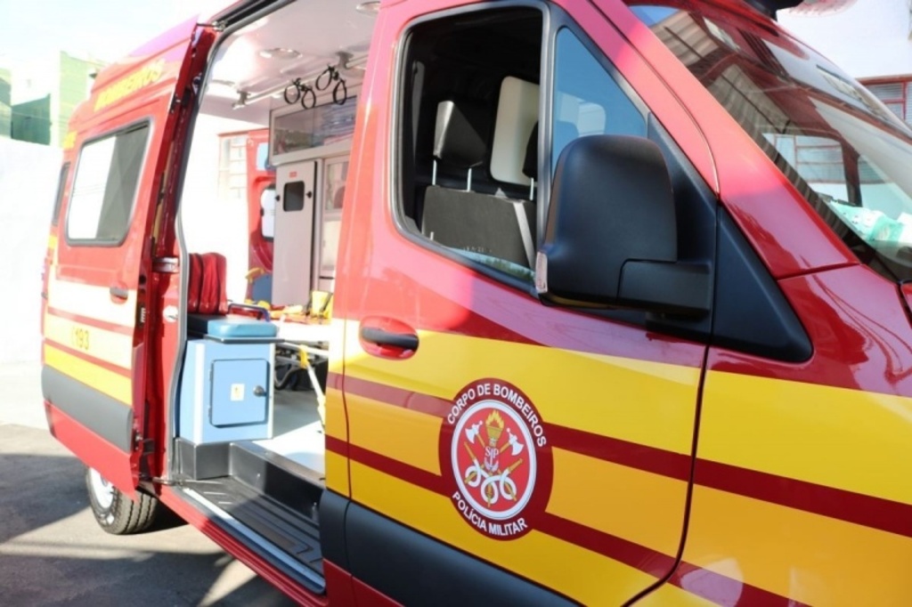 Bombeiros socorrem idosa que caiu em barranco enquanto plantava flores