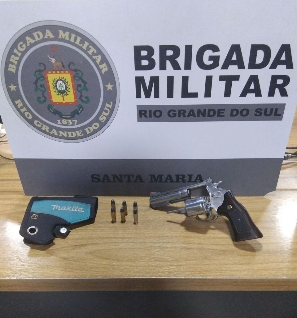 Jovem é preso por posse ilegal de arma de fogo em Santa Maria; moradores alegam que suspeito ostentava fotos com revólver nas redes sociais