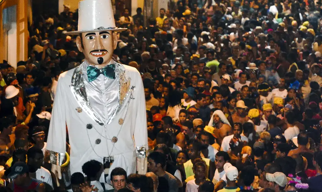 Frevo e axé agitam foliões nesta tarde no carnaval do Nordeste