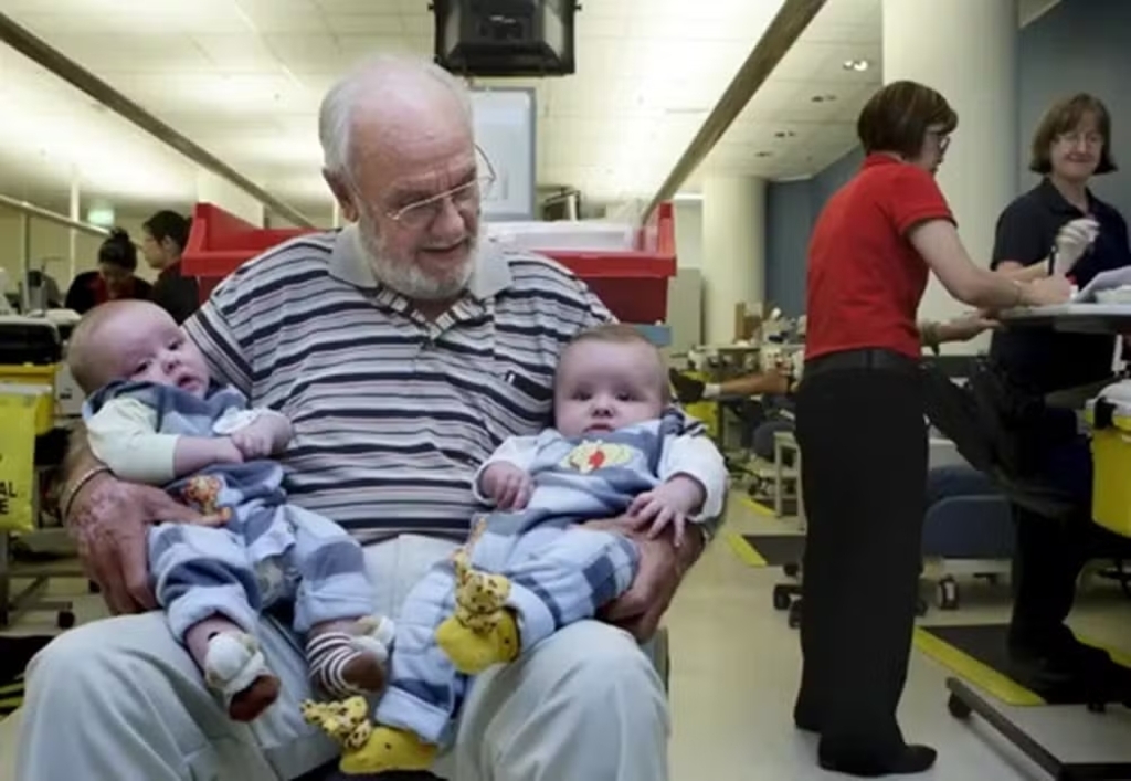 Australiano salvou a vida de mais de 2 milhões de bebês — Foto: Lifeblood - 