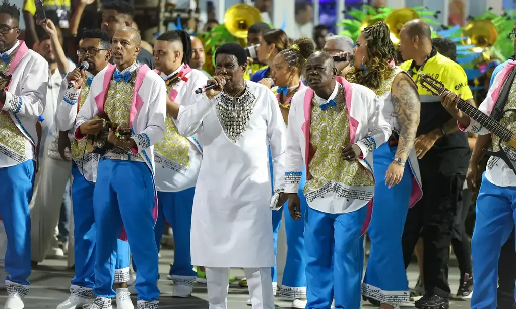 Neguinho da Beija-Flor faz seu último desfile disputando título