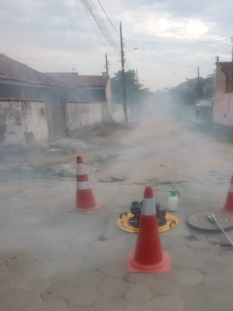 Águas de São Francisco do Sul faz teste de fumacê nas ruas Campo Alegre e Criciúma, no bairro Ubatuba