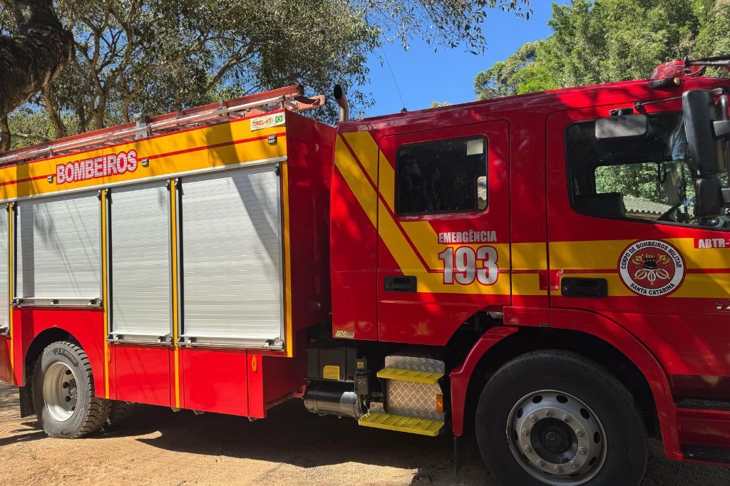  - Tempo seco provoca diversos incêndios em Imbituba e mobiliza equipes de emergência - Foto: divulgação