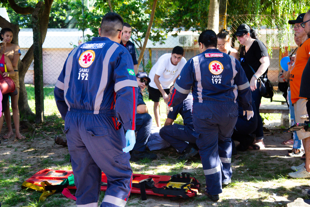 Homem passa mal durante protesto na manhã desta quinta-feira; Samu e bombeiros estiveram no local