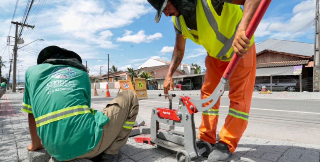 Obras de pavimentação e calçadas avançam no bairro Vila Nova em Joinville