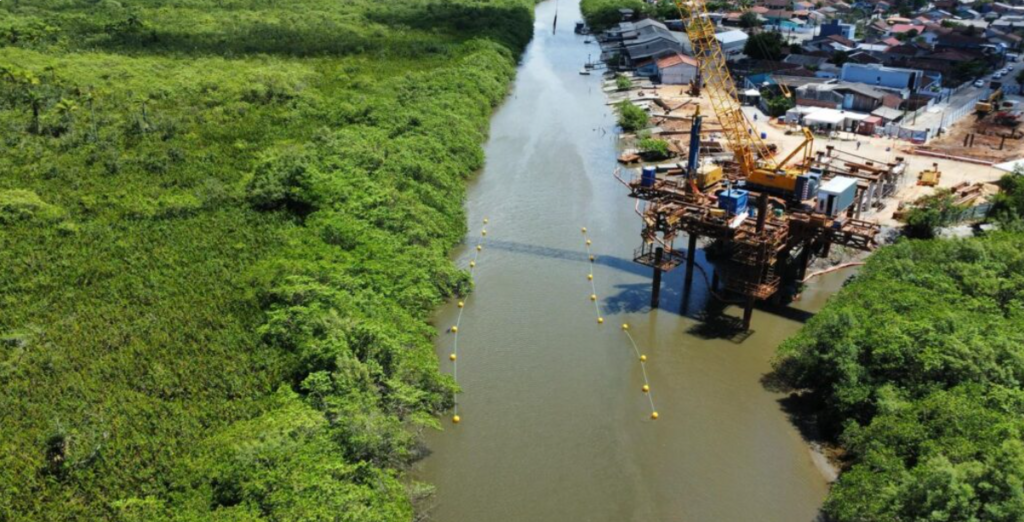 Sinalização náutica é instalada no Braço do Rio Cachoeira para orientar navegação