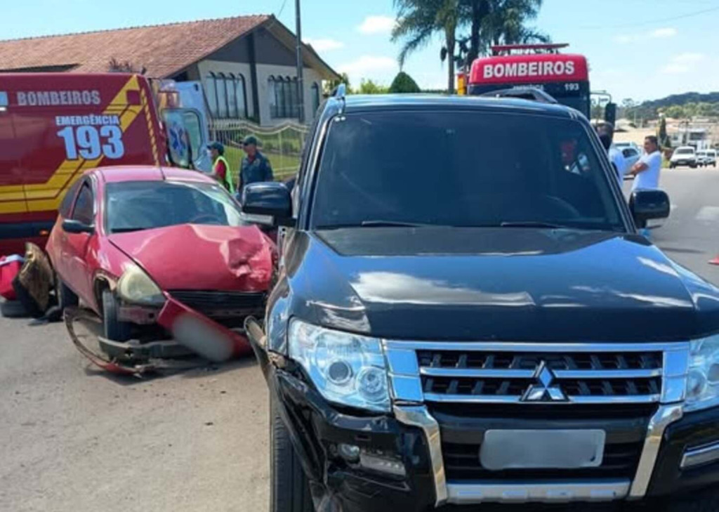 Homem fica ferido em colisão entre dois veículos no centro de Papanduva