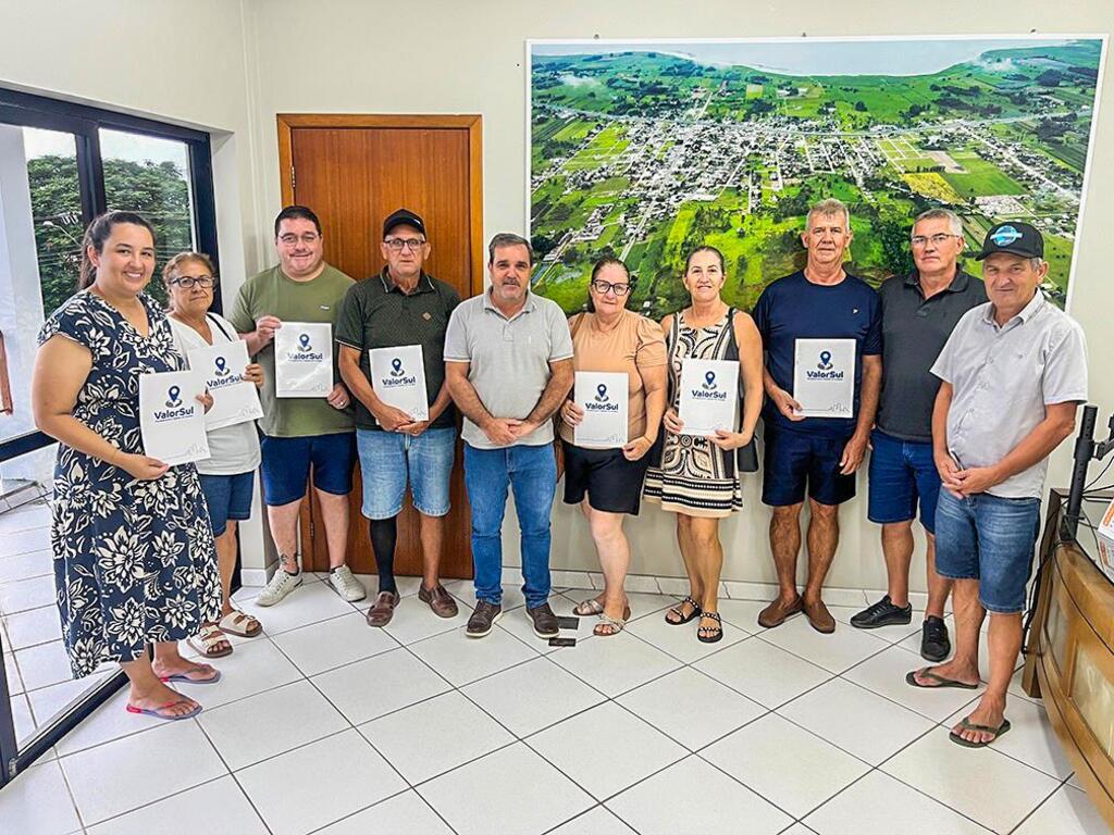 MORADORES DO ENGENHO VELHO EM SANTA ROSA DO SUL SÃO BENEFICIADOS COM NOVAS MATRÍCULAS DO REURB