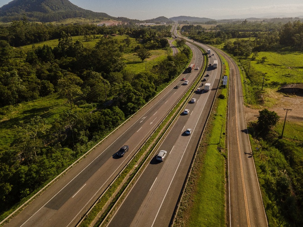 CCR VIACOSTEIRA ESTIMA FLUXO INTENSO PARA O FIM DE SEMANA