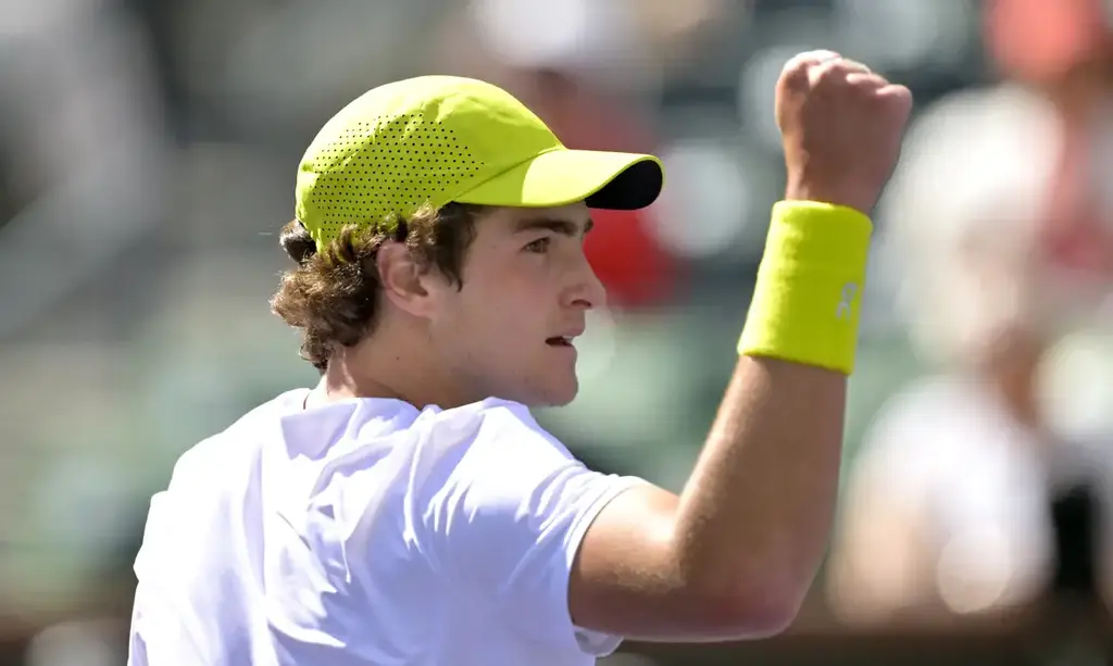 João Fonseca se recupera e vence na estreia em Indian Wells