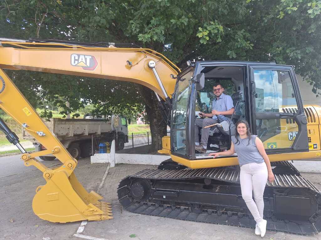 Prefeitura de Bocaina do Sul adquire escavadeira para fortalecer setor agrícola