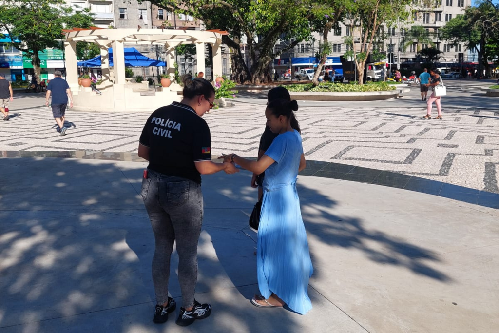 Deam de Santa Maria realiza ação em respeito ao Dia da Mulher na Praça Saldanha Marinho