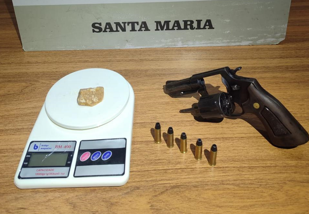 Jovem é preso por tráfico de drogas e porte ilegal de arma em Santa Maria