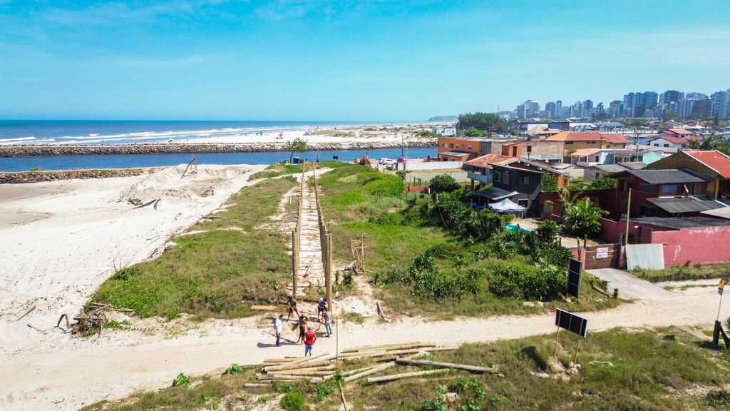 PASSO DE TORRES INICIA CONSTRUÇÃO DE PASSARELA TURÍSTICA NA PRAIA DOS MOLHES